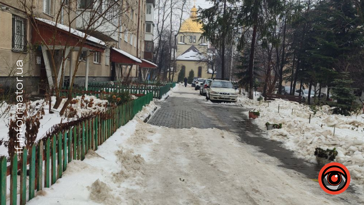 Снігова каша і калюжі: як виглядають тротуари Франківська (ФОТО)