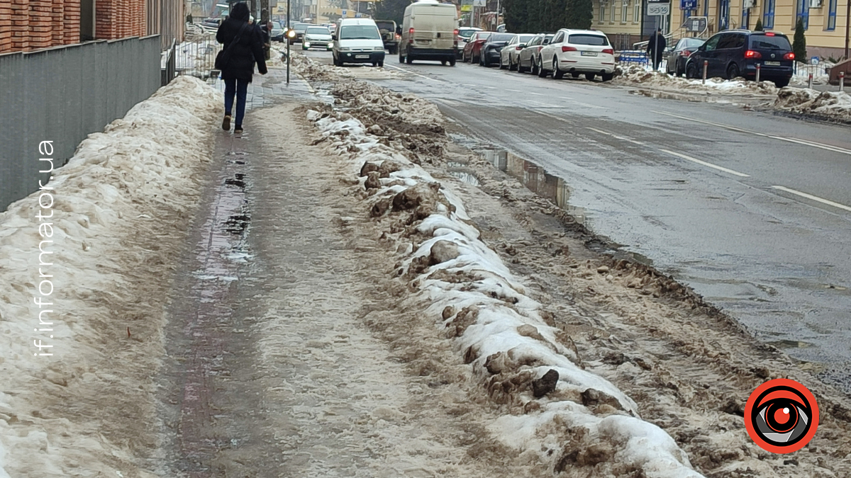 Снігова каша і калюжі: як виглядають тротуари Франківська (ФОТО)