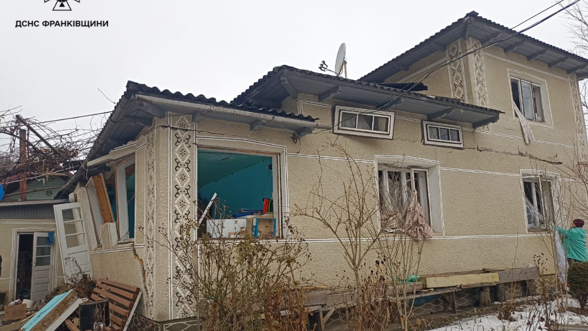 На Прикарпатті стався вибух у приватному будинку: є руйнування і травмовані