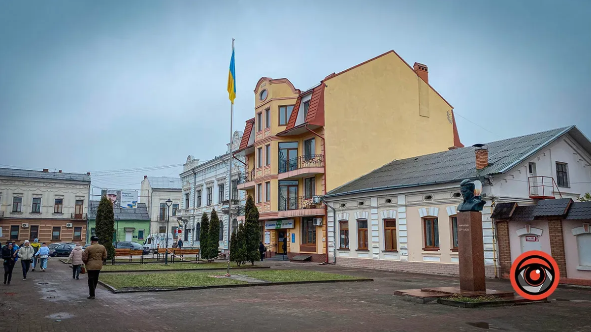 ід будинку лікаря до офісів: історія будинку площі Вічевий Майдан, 1 в Коломиї