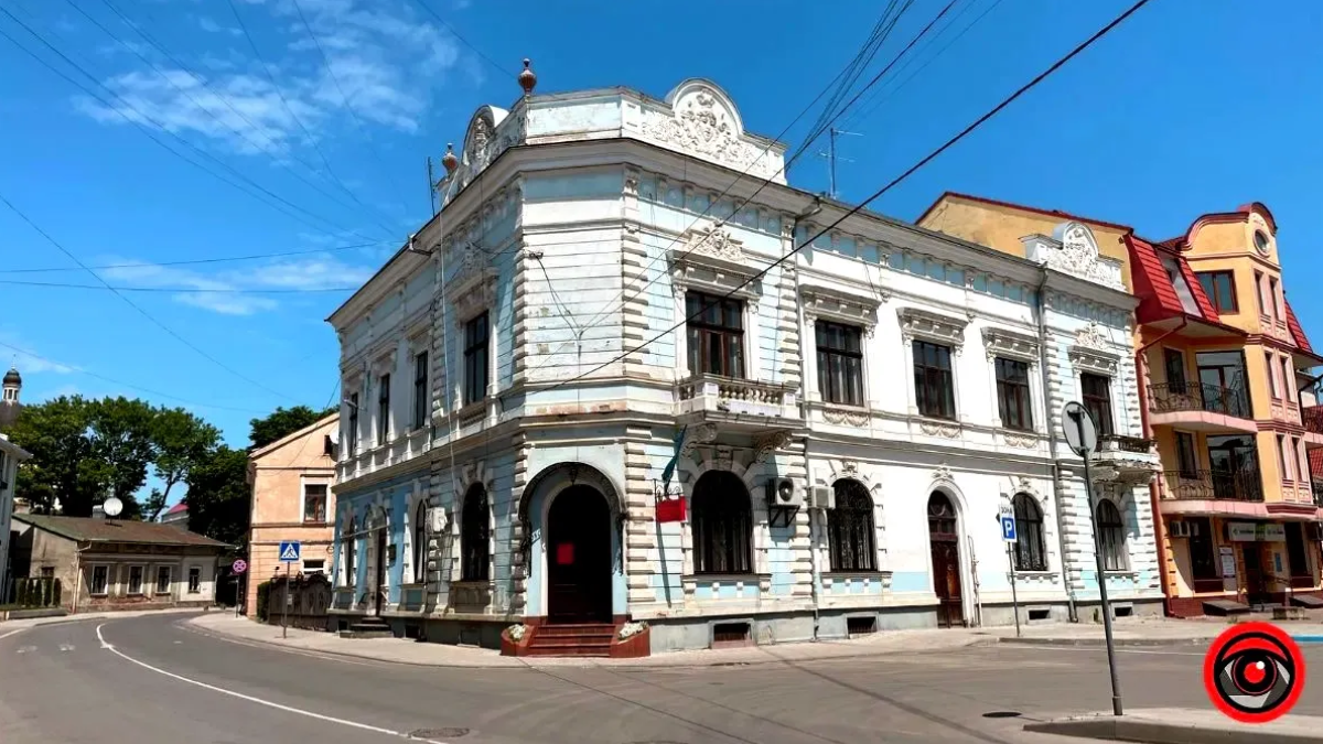 Від будинку лікаря до офісів: історія будинку на площі Вічевий Майдан, 1 в Коломиї