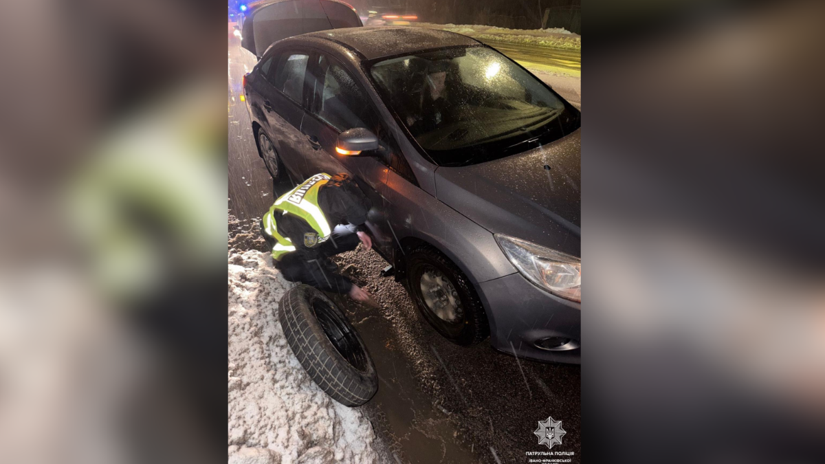 На Франківщині поліцейські допомогли водійці замінити пошкоджене колесо