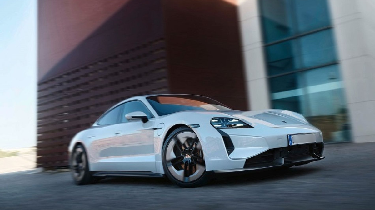 На Франківщину у 2025 році привезли 12 лакшері автомобілів