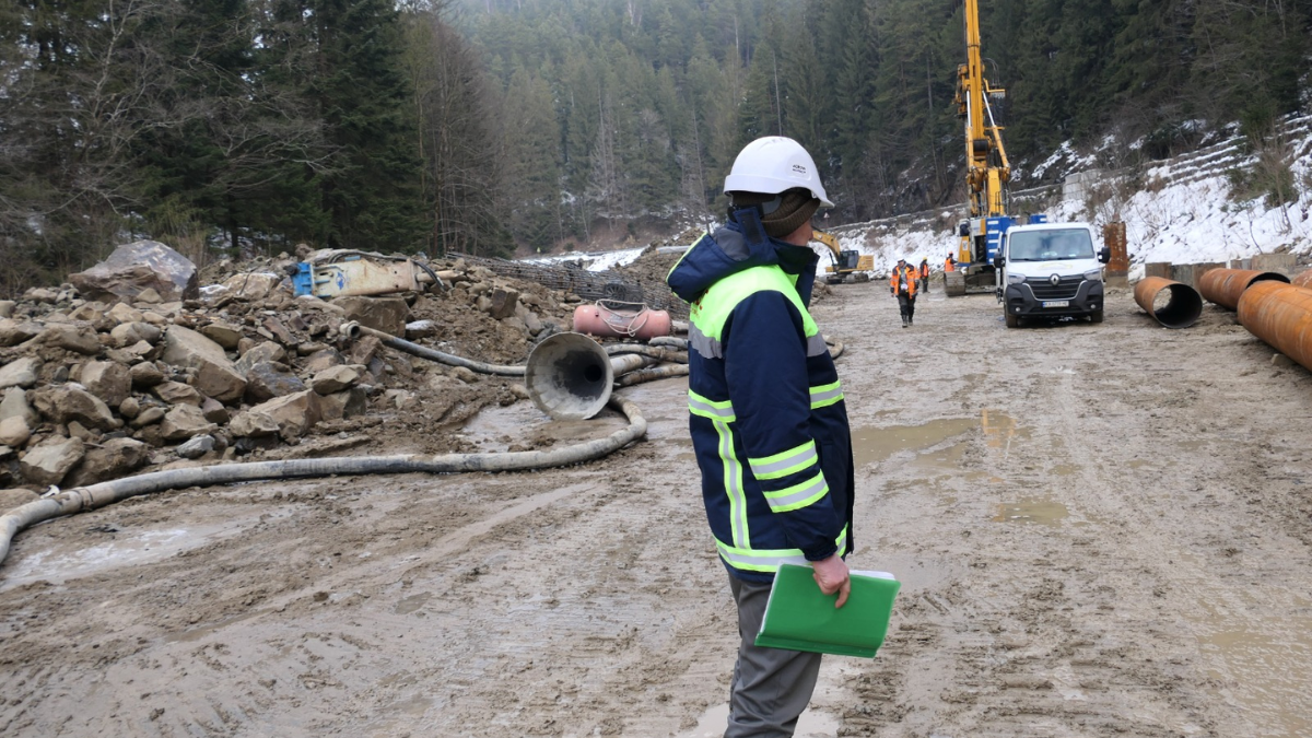 У селі Микуличин Надвірнянського району триває капітальний ремонт ділянки дороги Н-09 Мукачево — Львів