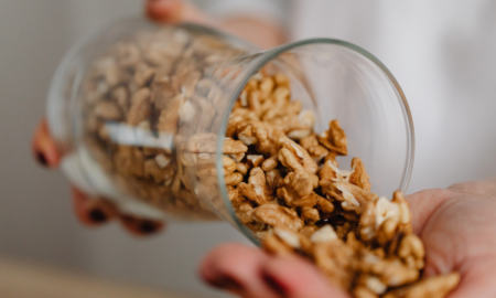 У Франківську збирають горіхи для енергетичних батончиків бійцям