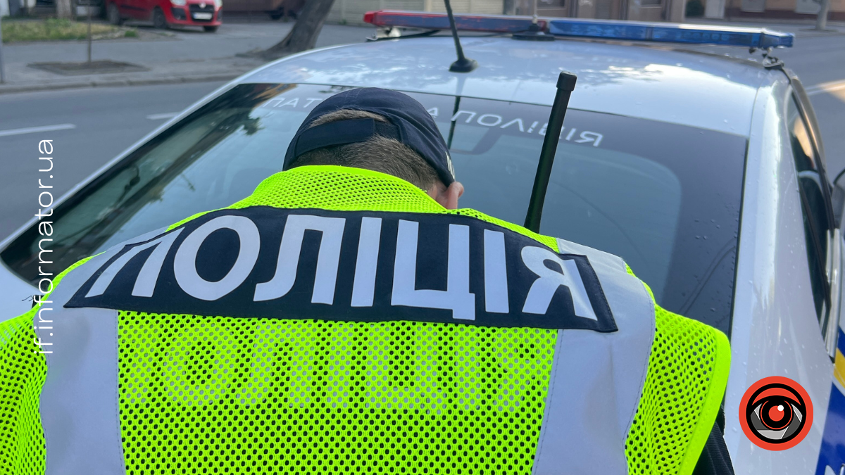 У Франківську патрульні зупинили водія з, імовірно, підробленими документами