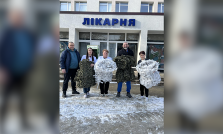 «Передаємо «обереги» на фронт»: працівники Снятинської багатопрофільної лікарні передали своєму колезі на фронті маскувальні сітки