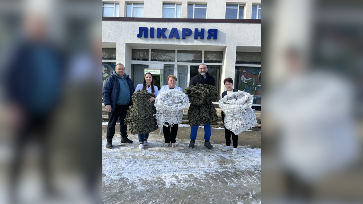 «Передаємо «обереги» на фронт»: працівники Снятинської багатопрофільної лікарні передали своєму колезі на фронті маскувальні сітки