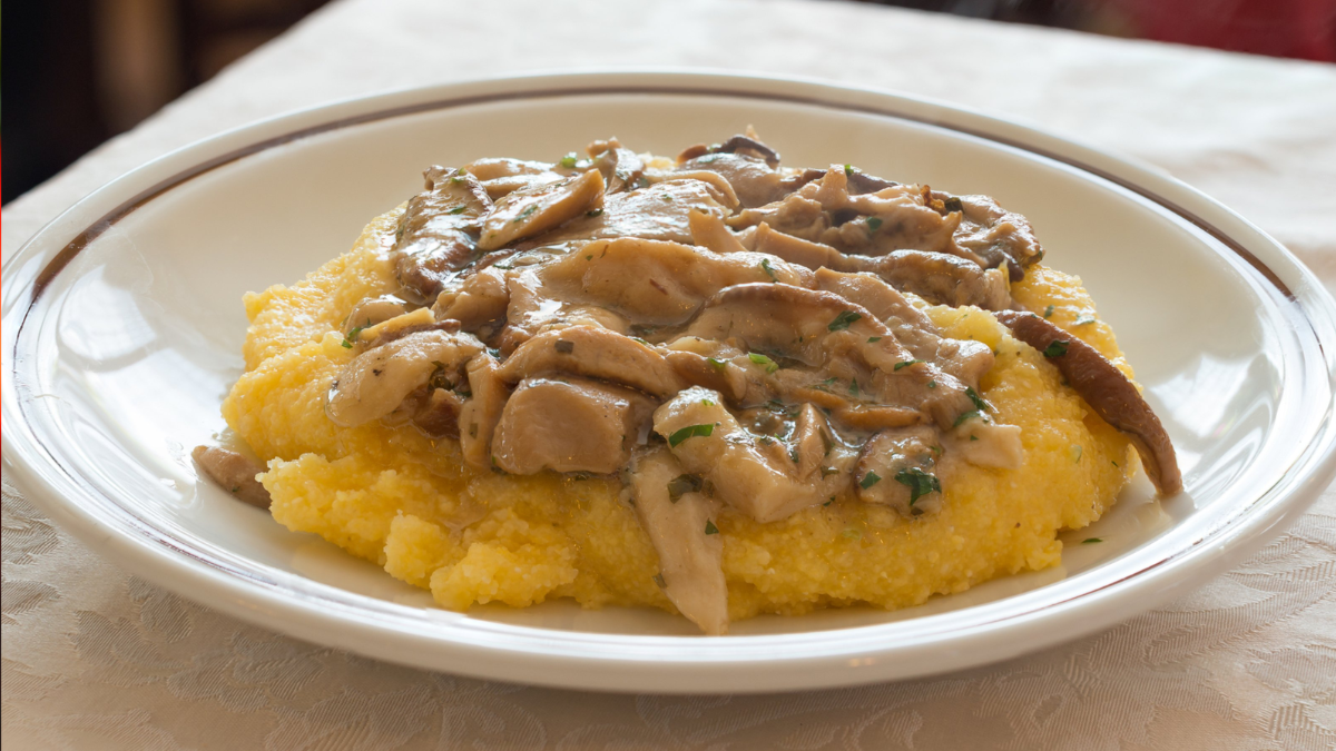 рецепт кукурудзяної кулеші з грибним соусом