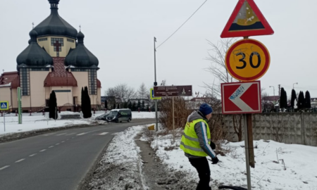 На головних дорогах Франківщини комунальники проводять роботи з ремонту дорожнього покриття