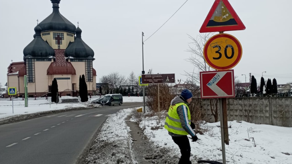 На головних дорогах Франківщини комунальники проводять роботи з ремонту дорожнього покриття