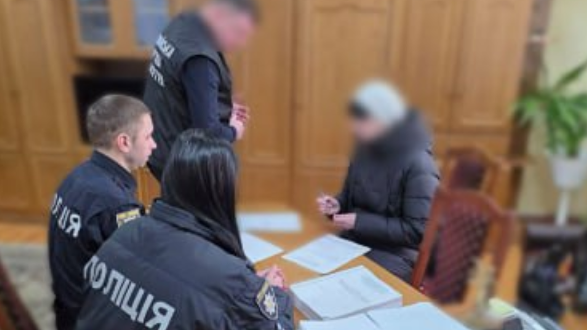 На Прикарпатті посадовицю підозрюють у закупівлі екскаваторів за завищеними цінами