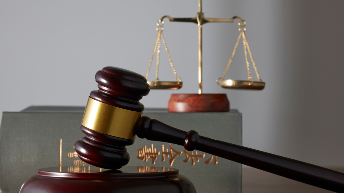 Жительку Прикарпаття підозрюють у багатомільйонній оборудці і організації втечі сина за кордон