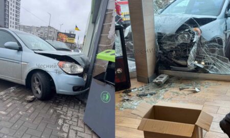 Погіршилося самопочуття: в Івано-Франківську водій врізався в автозаправку