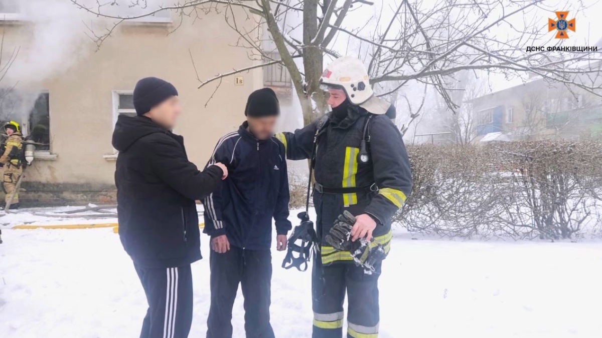 Чоловік, якого врятували під час гасіння пожежі у двоповерховому будинку Снятина