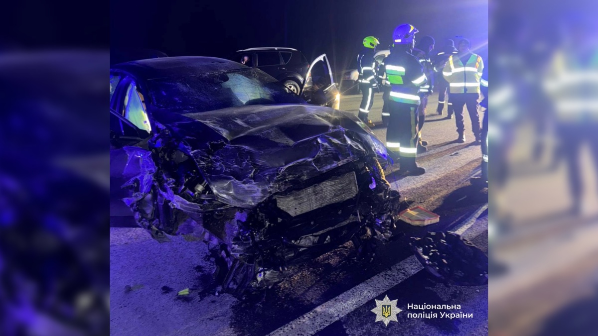 Загинули двоє пасажирів, серед яких неповнолітня: поліція встановлює обставини автотрощі на Прикарпатті