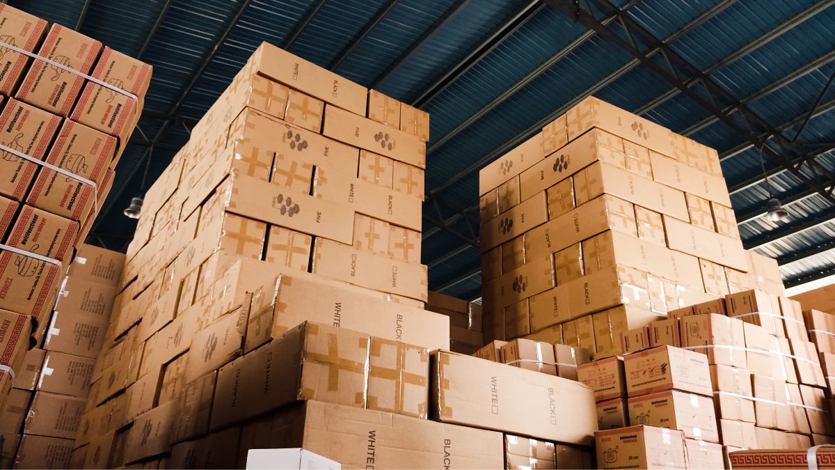 Легковики, вугілля та декоративний папір: що експортували через Франківську митницю у січні 2026 року