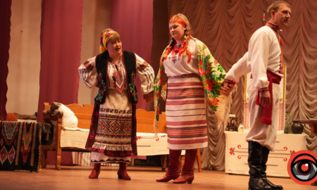 «Я хотіла поставити виставу, яка б звеселила людей»: як у селі на Прикарпатті зобразили народні обряди