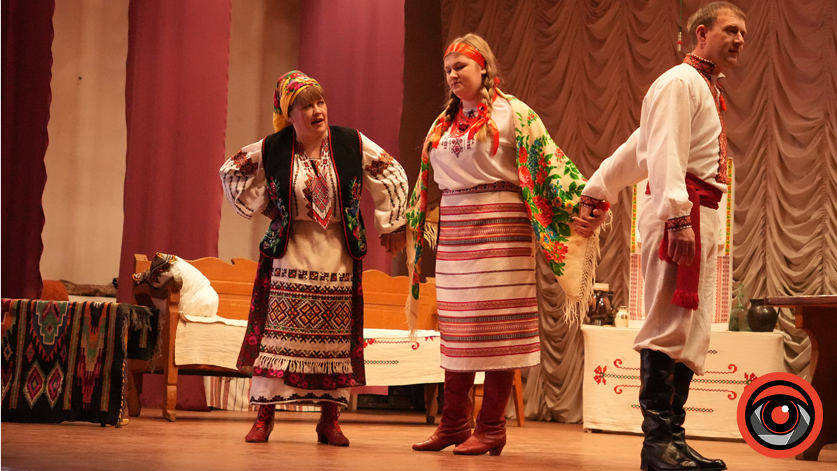 «Я хотіла поставити виставу, яка б звеселила людей»: як у селі на Прикарпатті зобразили народні обряди