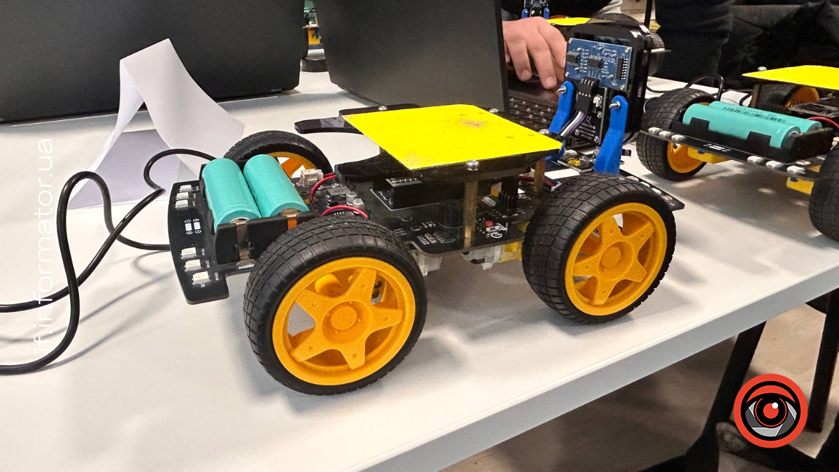 В Івано-Франківську відбулися обласні змагання автономних роботів Robotraffic