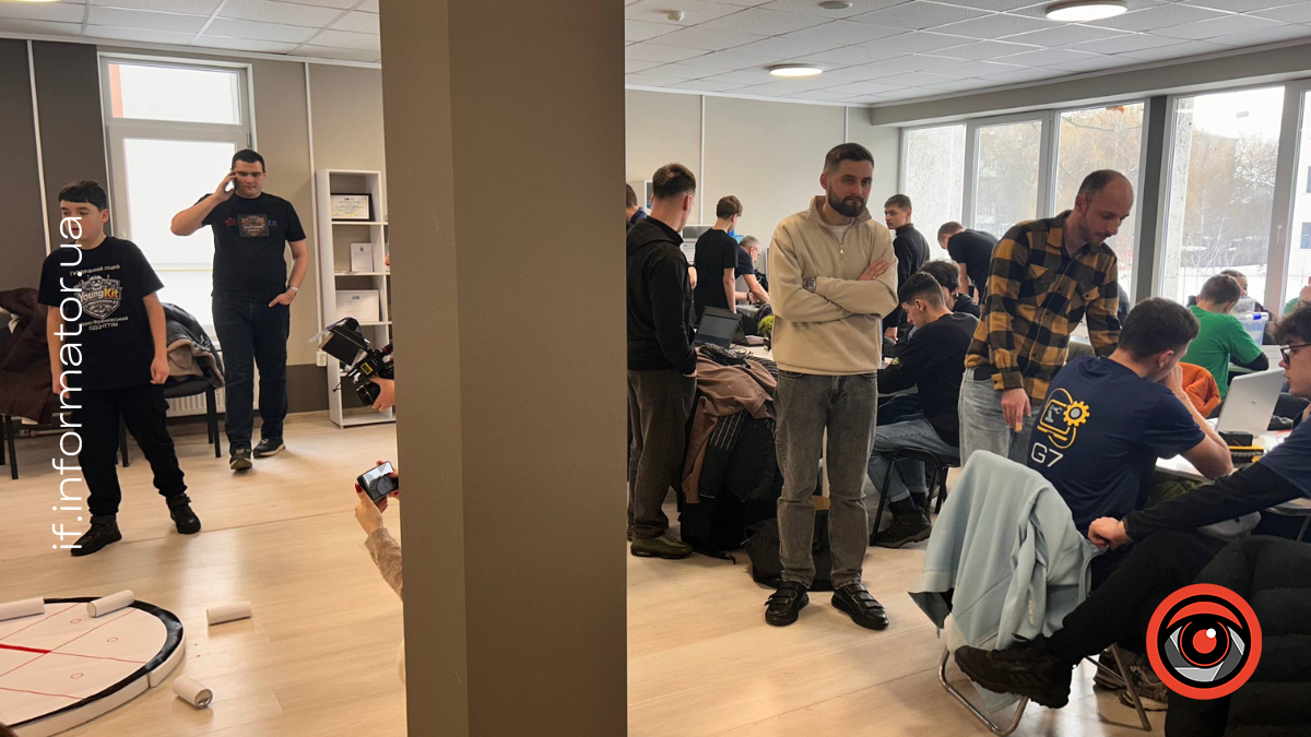 В Івано-Франківську відбулися обласні змагання автономних роботів Robotraffic