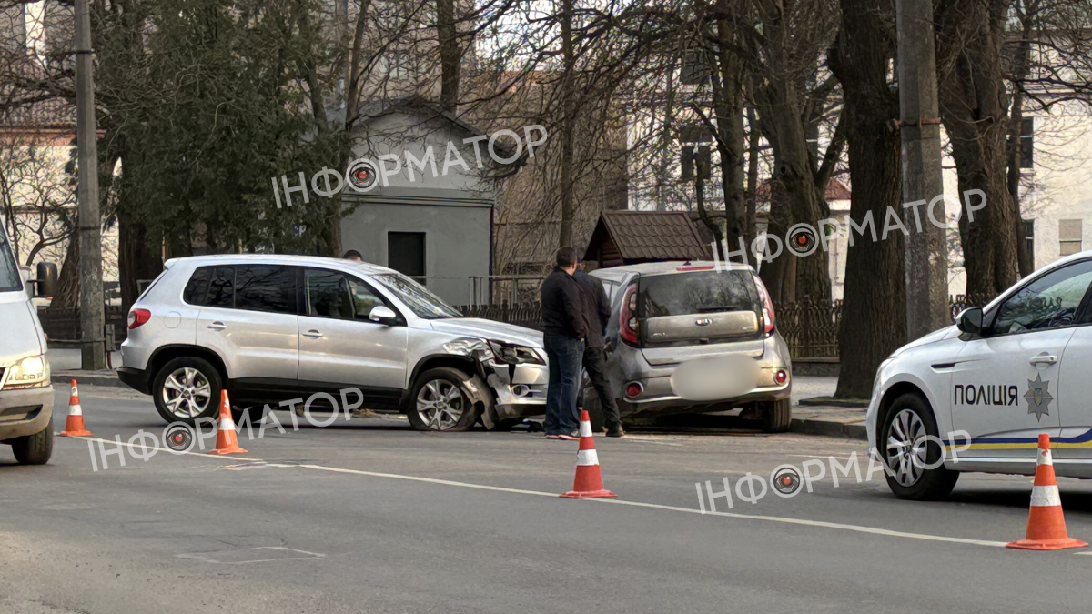 Аварія за участі трьох авто на вулиці Василіянок в Івано-Франківську 22 березня