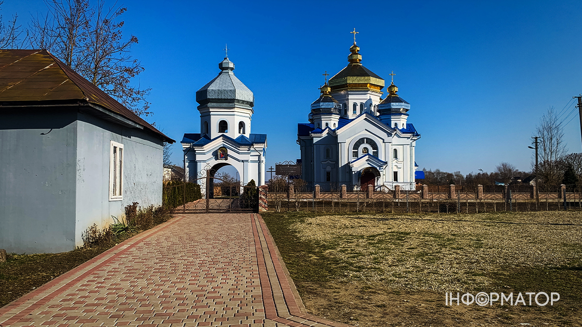 Храм Асхістратига Божого Михаїла у селі Хом'яківка Івано-Франківської області
