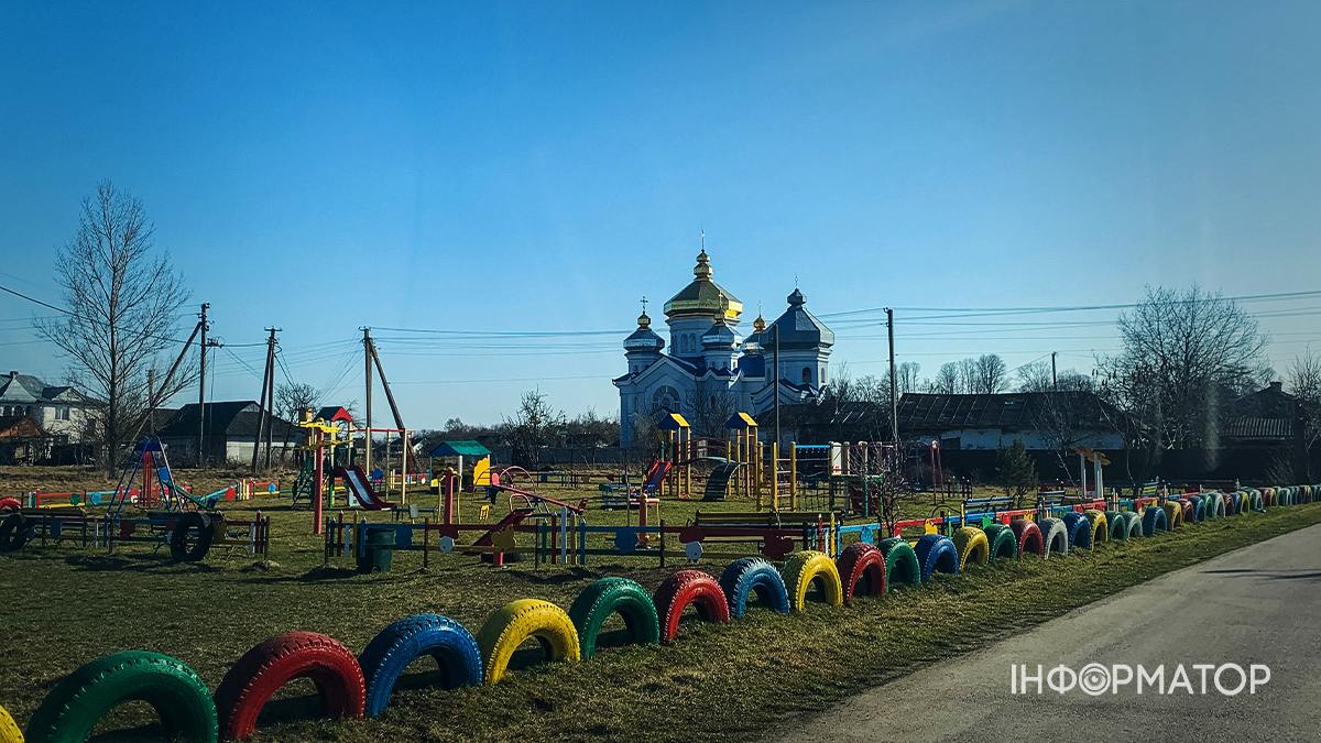 Облаштований дитячий майданчик неподалік Храму Асхістратига Божого Михаїла