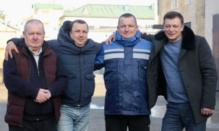 У лютому працівники комунальних підприємств «Коломияводоканал» та «Полігон Екологія» Петро Пнівчук, Віктор Вакалюк, Андрій Козяк і бригадир Василь Пульковський допомагали відновлювати тепло у Києві