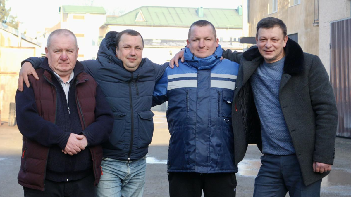У лютому працівники комунальних підприємств «Коломияводоканал» та «Полігон Екологія» Петро Пнівчук, Віктор Вакалюк, Андрій Козяк і бригадир Василь Пульковський допомагали відновлювати тепло у Києві