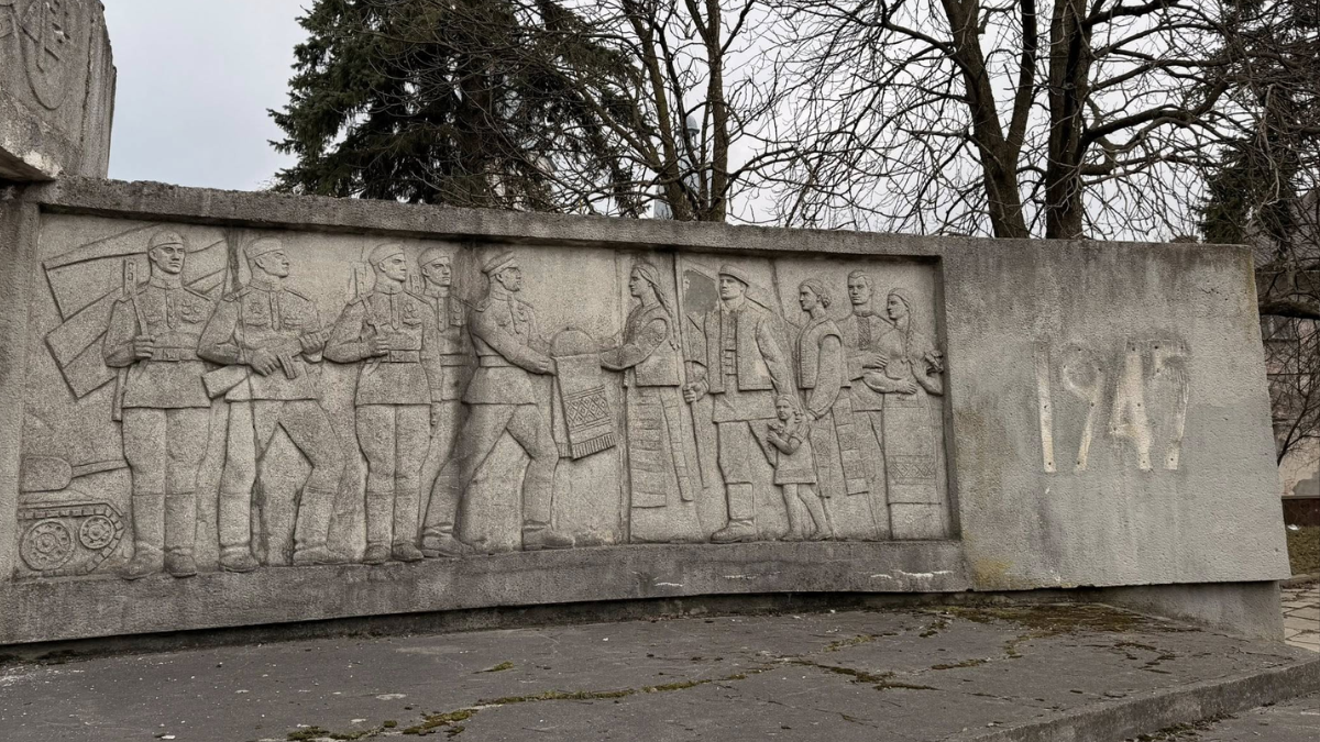 У Надвірній демонтують пам’ятник радянським воїнам