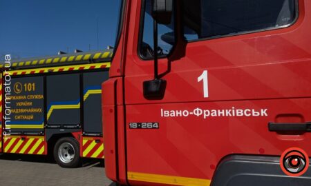 Вночі 31 березня на вулиці Ребета в Івано-Франківську сталася пожежа в ангарі