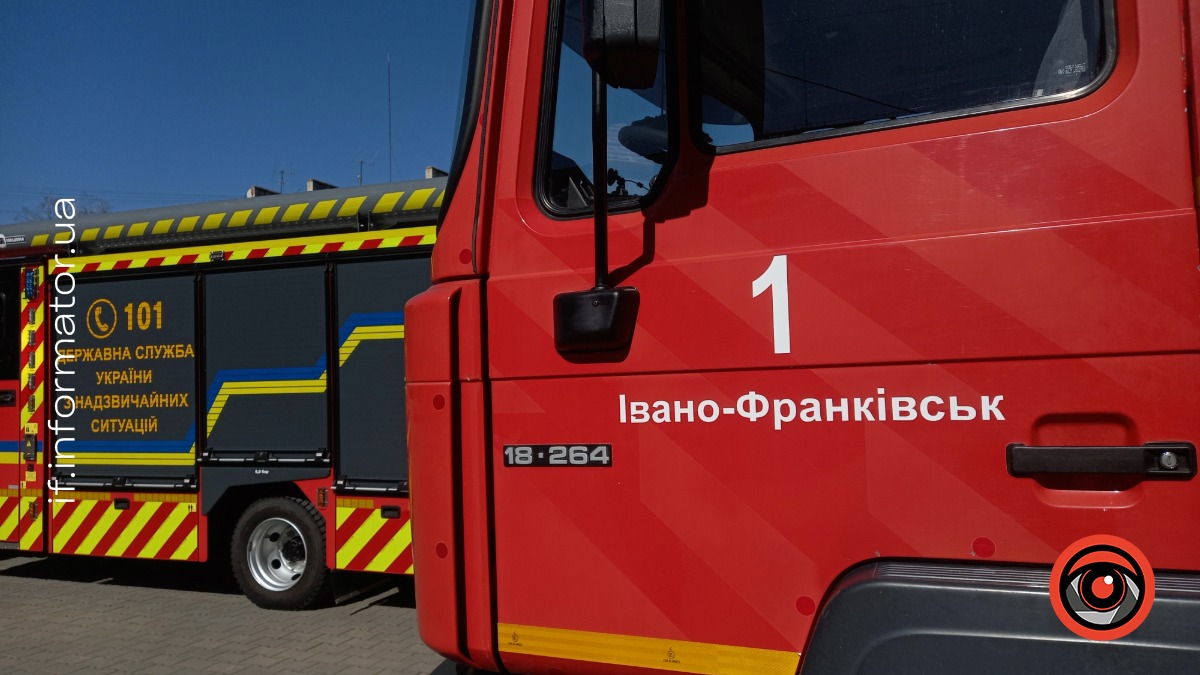 Вночі 31 березня на вулиці Ребета в Івано-Франківську сталася пожежа в ангарі