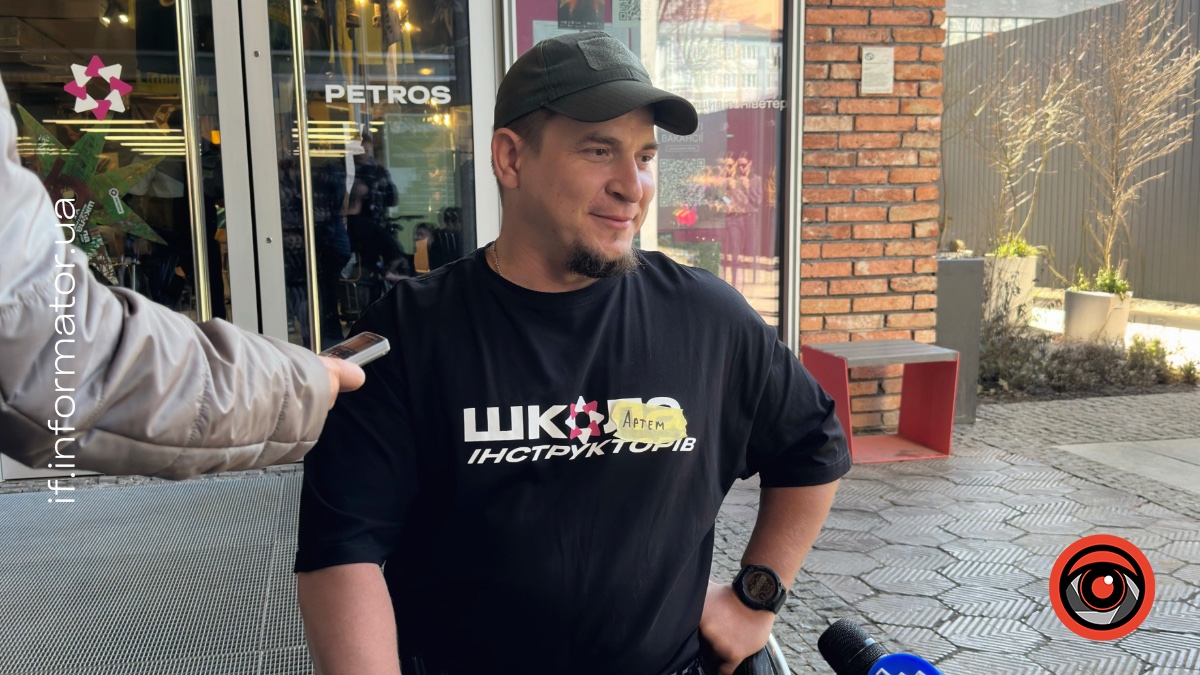 Артем Передереєв під час зустрічі у у просторі «ветераницивільні ПЕТРОС» в Івано-Франківську