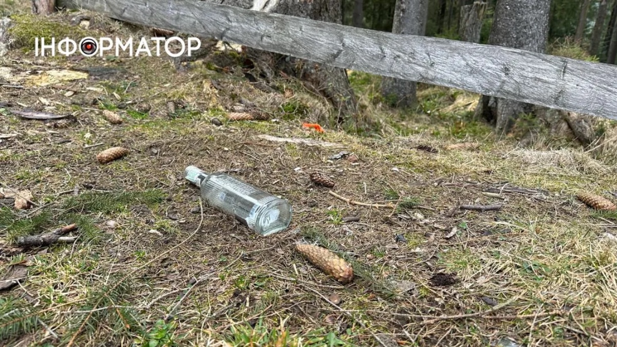 Схили, всіяні відходами: як відлига нагадує про засміченість Карпат (ФОТО)