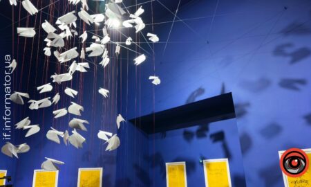 «Ми одне без одного загинемо»: у Франківському краєзнавчому музеї відкрили виставку на підтримку військових