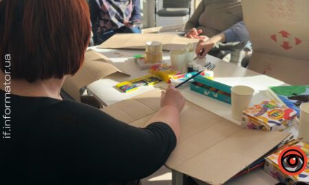 «Головне пам'ятати і цінувати»: в Івано-Франківську влаштували захід зі створення плакатів для хвилини мовчання