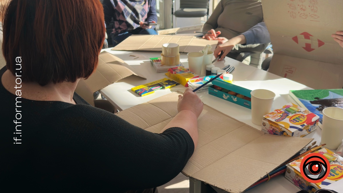 «Головне пам'ятати і цінувати»: в Івано-Франківську влаштували захід зі створення плакатів для хвилини мовчання