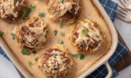 Тефтелі у сметанному соусі – простий рецепт для сімейного застілля