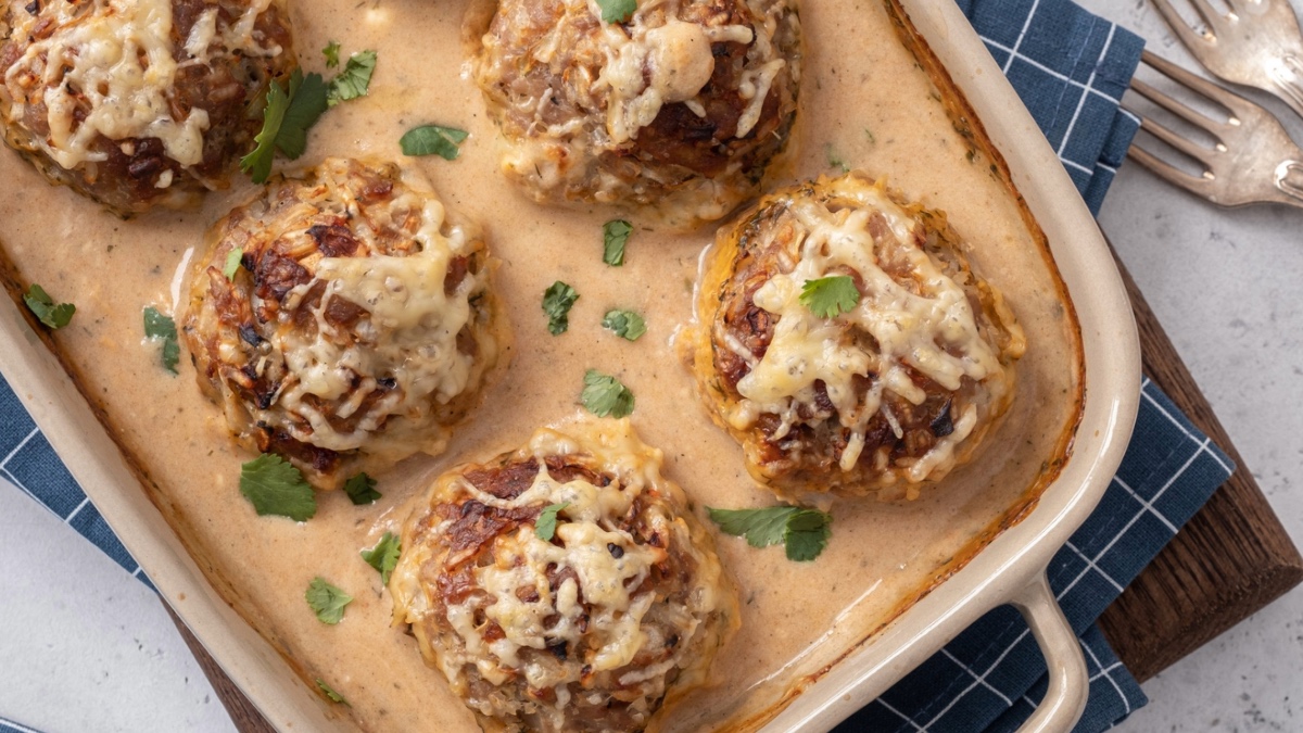 Тефтелі у сметанному соусі – простий рецепт для сімейного застілля