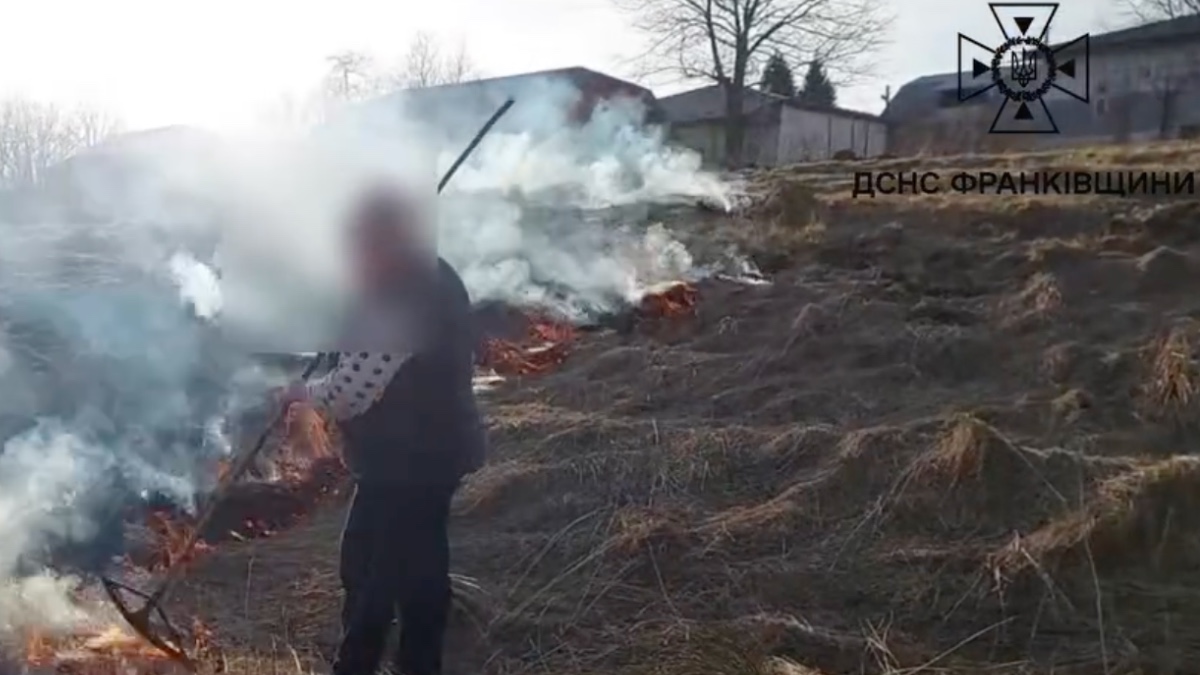 Прикарпатські рятувальники виявили палійку трави: на жінку склали адмінматеріали (ВІДЕО)