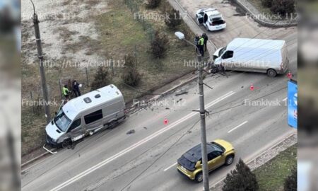 «Відкинуло на електроопору»: на вулиці Івасюка у Франківську трапилася аварія