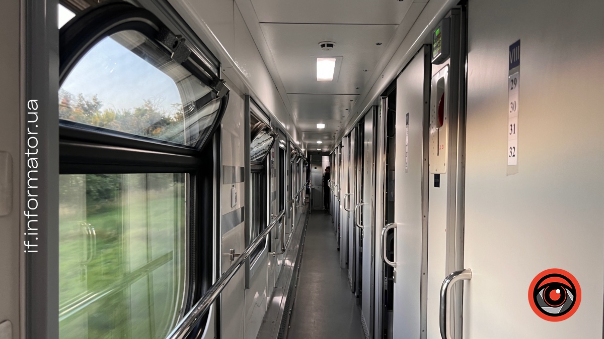 Низка поїздів до Івано-Франківська курсують із затримкою