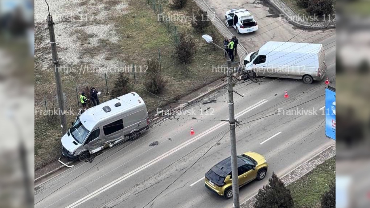 «Відкинуло на електроопору»: на вулиці Івасюка у Франківську трапилася аварія