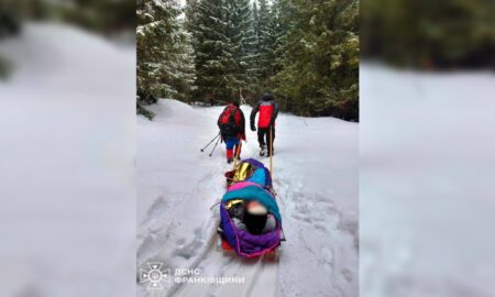 Прикарпатські рятувальники евакуювали травмовану туристку з гір