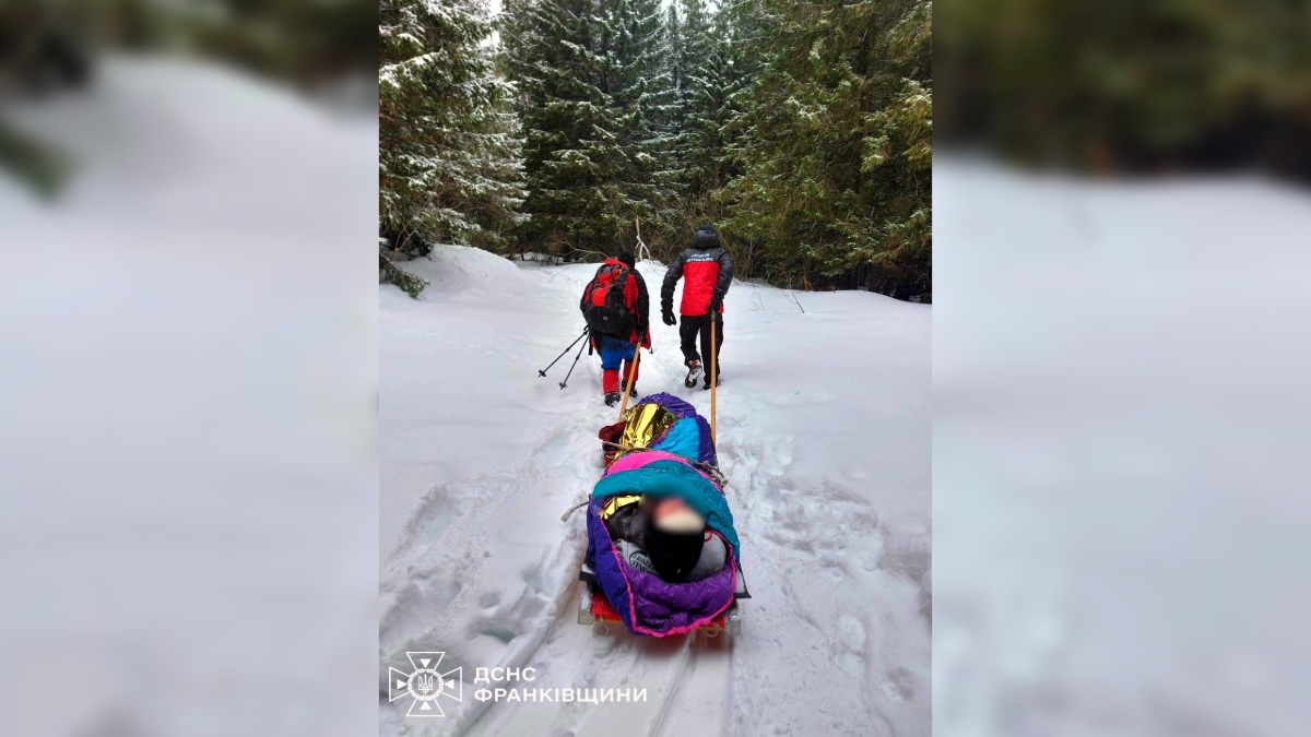 Прикарпатські рятувальники евакуювали травмовану туристку з гір