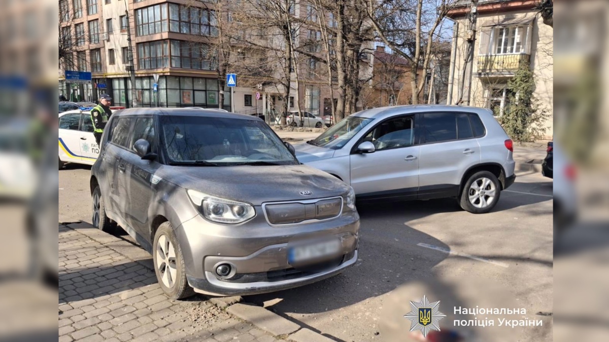 Аварія за участі трьох авто на вулиці Василіянок в Івано-Франківську 22 березня