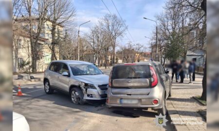 П'яний водій врізався у запарковане авто на вулиці Василіянок у Франківську