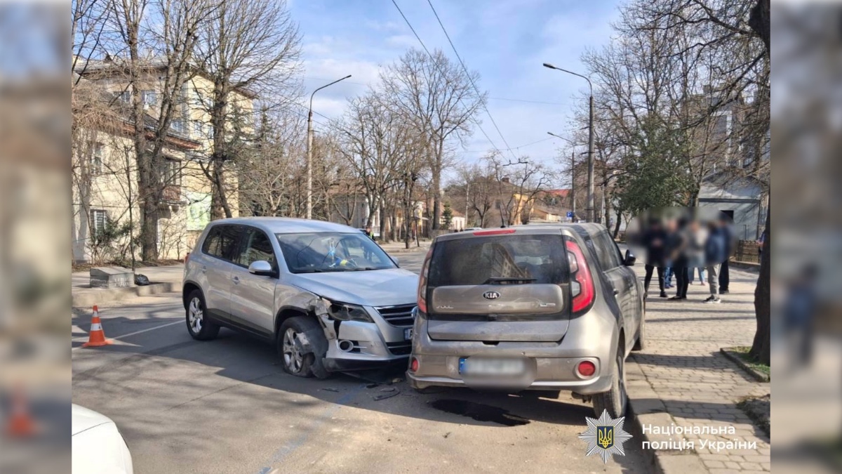 П'яний водій врізався у запарковане авто на вулиці Василіянок у Франківську