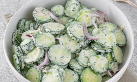 Рецепт легкого турецького салату з огірком та сметаною